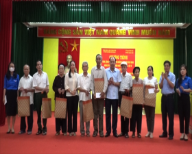 Sở Nội vụ Hà Nội tặng 20 suất quà cho đối tượng chính sách xã Phùng Xá, Thạch Xá