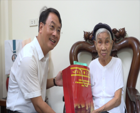 Lãnh đạo huyện Thạch Thất thăm, tặng quà các gia đình chính sách nhân kỷ niệm 75 năm Ngày Thương binh Liệt sỹ 