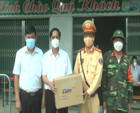 Đ/c Nguyễn Kim Loan - Ủy viên BTV Huyện ủy- Phó chủ tịch UBND huyện kiểm tra phòng chống dịch