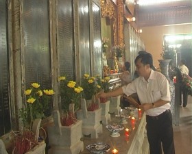 Lãnh đạo huyện Thạch Thất thăm viếng đền thờ huyện Thạch Thất và các nghĩa trang trên địa bàn huyện 