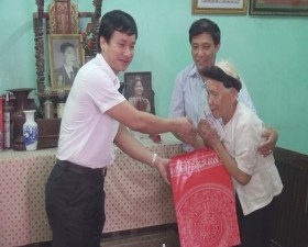 Các đồng chí lãnh đạo huyện thăm, tặng quà các mẹ Việt Nam anh hùng.