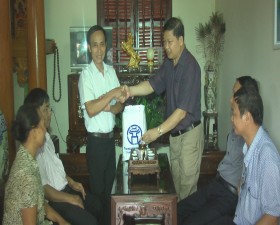 MTTQ thành phố Hà Nội tặng quà cho các gia đình chính sách huyện Thạch Thất