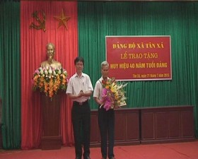 Đảng bộ Tân Xã trao huy hiệu đảng đợt 19/5 và học tập, quán triệt Nghị quyết hội nghị lần thứ 11 BCHTW Đảng (khóa XI)