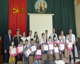 Prudential Thạch Thất trao quà cho học sinh nghèo hiếu học