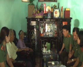 Cụm thi đua số 7 Công an Thành Phố tặng quà Mẹ Việt Nam anh hùng