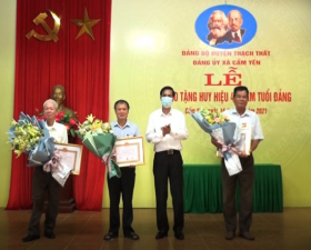 Xã Cẩm Yên trao Huy hiệu Đảng cho các đảng viên đợt 19/5/2021