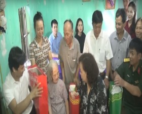 Đồng chí Nguyễn Thị Bích Ngọc - Phó bí thư Thành ủy - Chủ tịch HĐND thành phố thăm và tặng quà các gia đình chính sách trên địa bàn huyện Thạch Thất