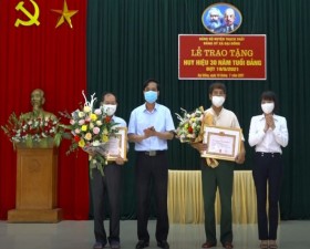 Xã Đại Đồng trao Huy hiệu Đảng; quán triệt 7 Chương trình công tác của Huyện ủy