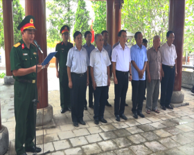 Dâng hương tại Đền thờ các anh hùng liệt sĩ huyện nhân kỷ niệm 68 năm ngày Giải phóng huyện Thạch Thất