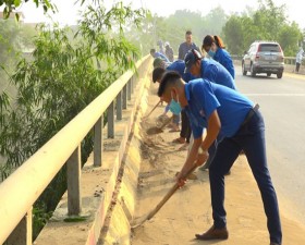 Huyện đoàn Thạch Thất ra quân vệ sinh môi trường