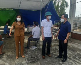 	Lãnh đạo UBND huyện Thạch Thất kiểm tra tiêm vắc xin Covid 19 tại các xã trên địa bàn