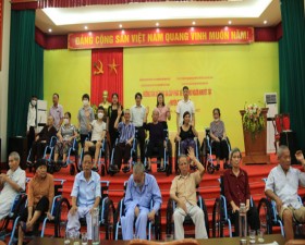 	Thạch Thất: 31 Người khuyết tật được trao tặng xe lăn