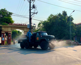 	Lực lượng hóa học phun khử khuẩn tại xã Phùng Xá, xã Tiến Xuân