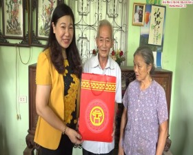 Lãnh đạo Thành phố, Lãnh đạo huyện Thạch Thất tặng qua cho 2 gia đình chính sách nhân kỷ niệm 72 năm Ngày Thương binh- Liệt sỹ 27/7