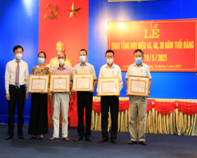 Lễ trao Huy hiệu Đảng 45, 40, 30 năm tuổi Đảng tại thị trấn Liên Quan