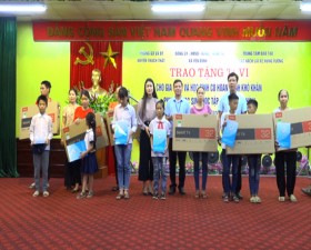 Xã Yên Bình: Trao tặng 6 chiếc ti vi cho gia đình có hoàn cảnh khó khăn