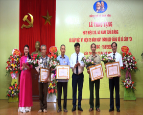 Cẩm Yên tổ chức Lễ trao huy hiệu Đảng và gặp mặt kỷ niệm 75 năm Ngày thành lập Đảng bộ xã