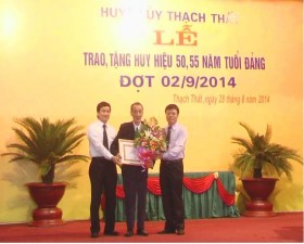 Huyện Thạch Thất trao tặng huy hiệu 50, 55 năm tuổi đảng đợt 2/9/2014
