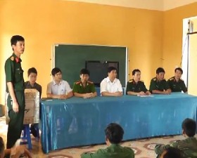 Lãnh đạo huyện  thăm và tặng quà cho các chiến sỹ  huấn luyện tại Hòa Thạch