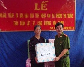 Bàn giao nhà tình nghĩa tại xã Cần Kiệm