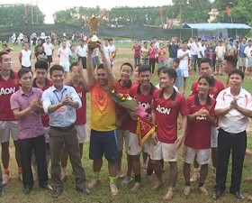 Bế mạc giải bóng đá xã Bình Phú mở rộng