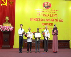 Huyện ủy Thạch Thất trao tặng Huy hiệu 75, 60, 55 và 50 năm tuổi Đảng đợt 02/9/2022