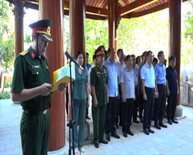 Lãnh đạo huyện Thạch Thất dâng hương, dâng hoa nhân kỷ niệm 77 năm Ngày Quốc khánh 2/9