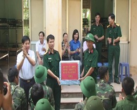 Lãnh đạo huyện thăm và tặng quà cho các cán bộ, chiến sỹ quân nhân dự bị động viên.