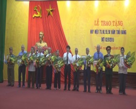 Thạch Thất  trao tặng huy hiệu 70, 60, 55, 50 năm tuổi Đảng đợt 2 / 9 / 2016