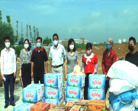 Lãnh đạo huyện Thạch Thất tặng nhu yếu phẩm cho công nhân lao động