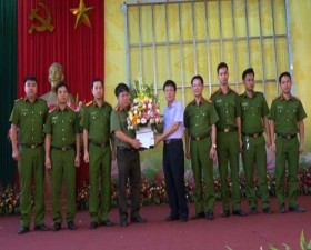 	Chủ tịch UBND huyện khen thưởng đột xuất cho lực lượng Công an huyện