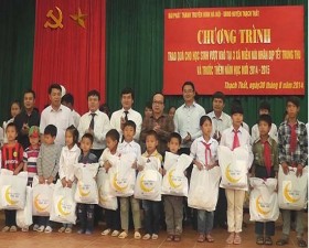 Tặng quà cho học sinh vượt khó tại 3 xã miền núi Thạch Thất