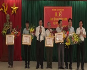 Xã Chàng Sơn trao Huy hiệu Đảng đợt 2/9 và học tập Chỉ thị 35 của Bộ Chính trị