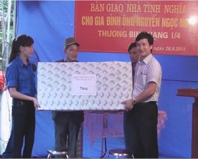 Bàn giao nhà tình nghĩa cho ông Nguyễn Ngọc Nghị thương binh 1/4 thị trấn Liên Quan
