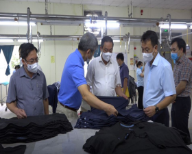 Đồng chí Phó Chủ tịch UBND Thành phố Lê Hồng Sơn kiểm tra công tác phòng, chống dịch tại Công ty cổ phần thời trang phát triển cao