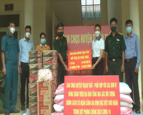 Ban chỉ huy Quân sự huyện Thạch Thất tặng quà 2 xã Đồng Trúc và Cẩm Yên