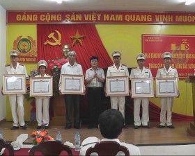 Đảng ủy Công an huyện Thạch Thất tổ chức trao huy Đảng cho đảng viên