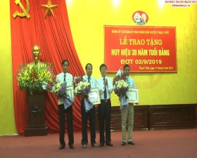 Đảng ủy Cơ quan UBND huyện trao Huy hiệu Đảng đợt 2/9/2019 và quán triệt, triển khai thực hiện Chỉ thị 35 của Bộ Chính trị