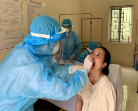 Trung tâm y tế huyên Thạch Thất: Lấy mẫu xét nghiệm Realtime - PCR cho các đối tượng đi từ Đà Nẵng về địa phương