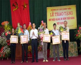 Đảng ủy xã Canh Nậu tổ chức Lễ trao tặng Huy hiệu Đảng đợt 2/9 và chào mừng công trình Hội trường UBND xã