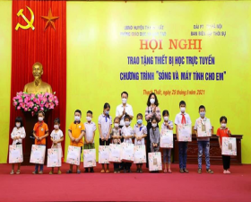 Thạch Thất trao tặng thiết bị học trực tuyến chương trình “Sóng và máy tính cho em”