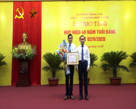 Đảng ủy Cơ quan UBND huyện trao Huy hiệu Đảng đợt 2/9/2020