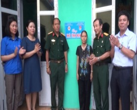 Bàn giao Nhà tình nghĩa cho gia đình chính sách tại xã Phùng Xá