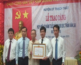 Trao tặng huy hiệu 70 năm tuổi Đảng cho đồng chí Trần Văn Lai