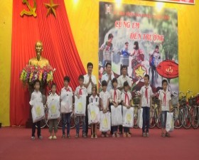 Huyện Thạch Thất và Đài PTTH Hà Nội tổ chức chương trình " cùng em đến trường " năm 2016