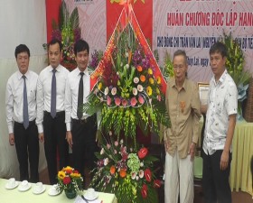 Lễ trao Huân chương Độc lập hạng Ba cho đồng chí Trần Văn Lai