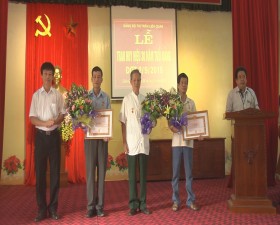 Đảng bộ thị trấn Liên Quan tổ chức trao huy hiệu đảng cho đảng viên đợt mùng 2/ 9 /2015