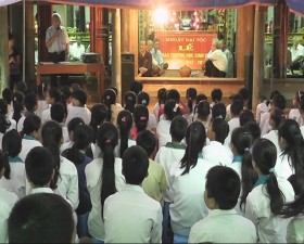 Trao thưởng cho các em học sinh giỏi của dòng họ Khuất Văn- xã Đại Đồng
