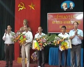 Lễ trao huy hiệu 30 - 40 năm tuổi Đảng và học tập nghị quyết TW7  khóa XI ở xã Tân Xã