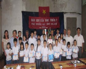 Thôn 7 xã Thạch Xá trao quỹ khuyến học